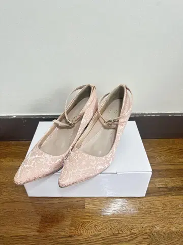핑크 엠보싱 가공 스틸레토 펌프스