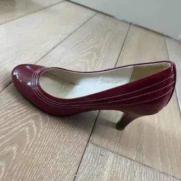 와인 레드 광택 펌프스 미들힐