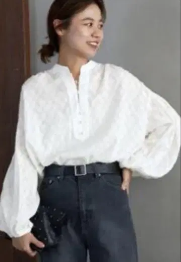 화이트 벌룬 슬리브 셔츠