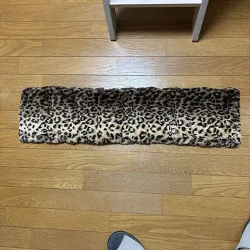 댄스 위드 드래곤 다운 넥워머 화이트 레오파드