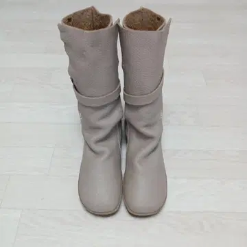 KOOS 베이지 가죽 버클 롱 부츠