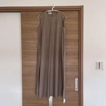 슬리브리스 롱 원피스 모카 베이지