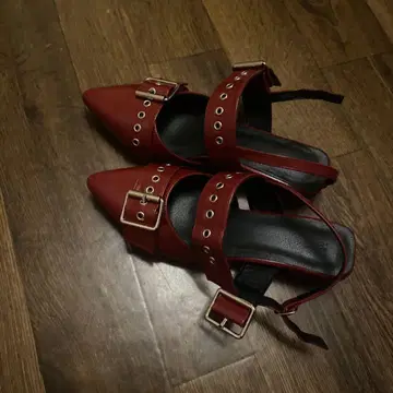 빨간색 스터드 하이힐 펌프스