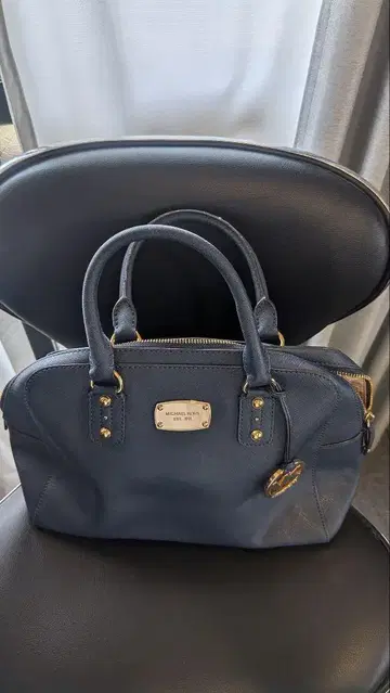 Michael Kors 네이비 핸드백