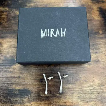 MIRAH 미라 바톤 귀걸이 양쪽 요네즈 켄시 착용