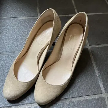 [새상품급] 유나이티드 애로우즈 스웨이드 펌프스 베이지 22.5~23cm