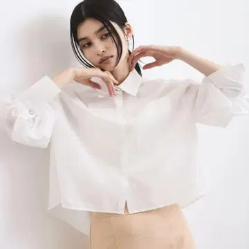 VIS 미사용 새상품 볼륨 슬리브 숏 기장 시어 셔츠