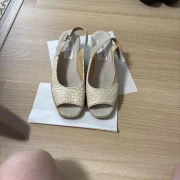 베이지 뜨개질 디자인 오픈토 샌들