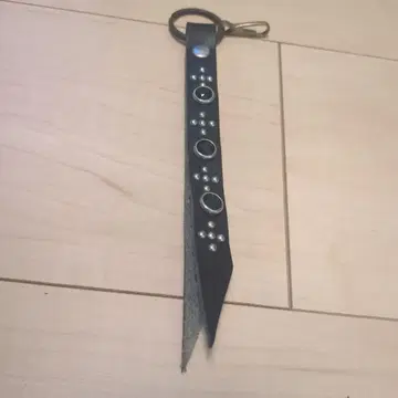 스터드 장식 가죽 키링