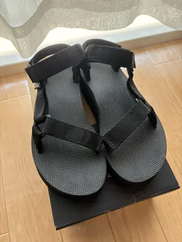 TEVA 샌들 블랙