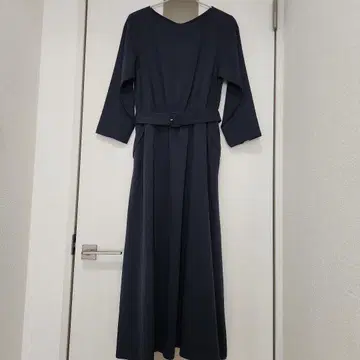 다크 네이비 V넥 긴팔 롱 원피스