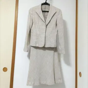 베이지 수트 플레어 스커트 포함