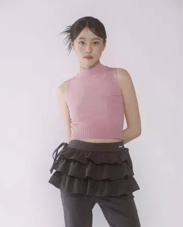 핑크 터틀넥 슬리브리스 상의