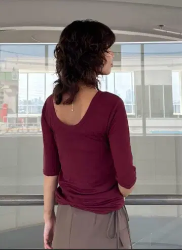 Mila Owen 보트넥 등 트임 티셔츠
