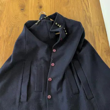 다크 네이비 버튼 케이프 코트