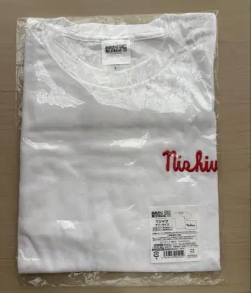 크게 휘두르며 T셔츠