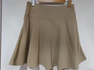 베이지 플레어 스커트