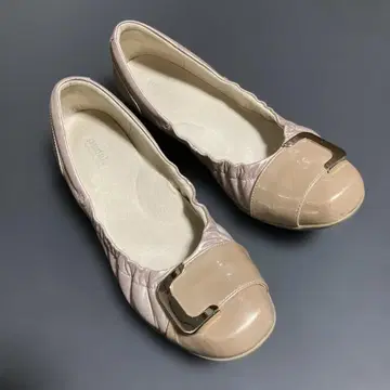 페달라 핑크 베이지 플랫슈즈 금장 장식