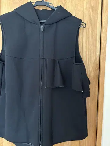 후드 부착 블랙 프릴 베스트
