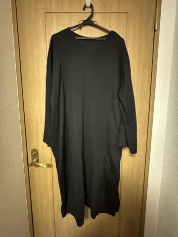 안티카 antiqua 블랙 리브 긴팔 V넥 원피스