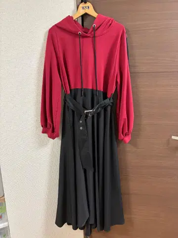 후드 부착 빨검 A라인 원피스