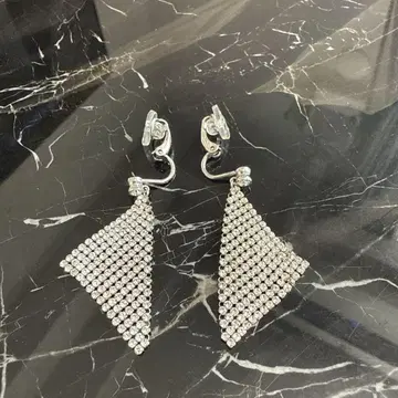 크리스탈 다이아몬드형 귀걸이