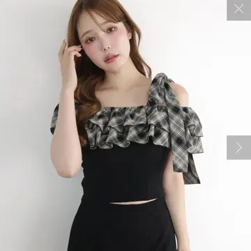 NICE CLAUP 세트로 입을 수 있는 원숄더 리본 상의