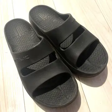 TELIC 검정 샌들