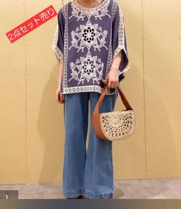 보라색 자수 상의와 부츠컷 데님 세트