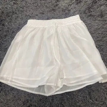 화이트 숏팬츠 CHERIE