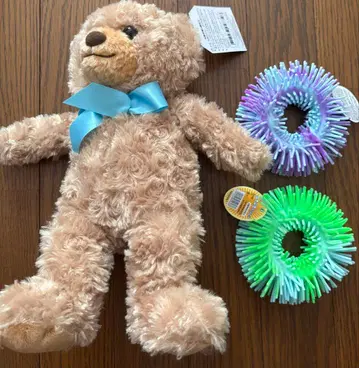 곰 봉제 인형과 반지 모양 완구 세트