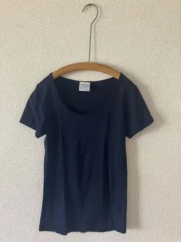 루트로와 T셔츠