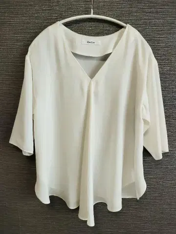 두두 화이트 V넥 오부 소매 셔츠