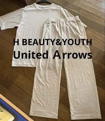 H BEAUTY&YOUTH 베이지 셋업 반팔 티셔츠와 팬츠