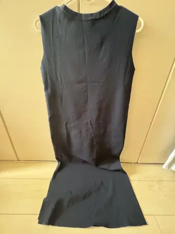슬리브리스 원피스 I라인 원피스 네이비 COHINA