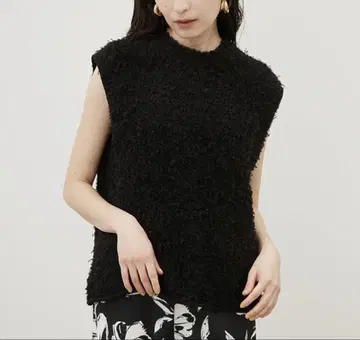 Mila Owen 크루넥 슬리브리스 샤기 니트