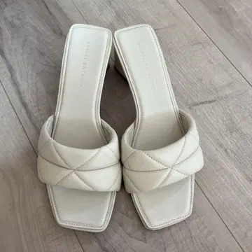 화이트 퀼팅 샌들 미디 힐