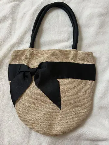 리본 달린 베이지색과 검은색 토트백