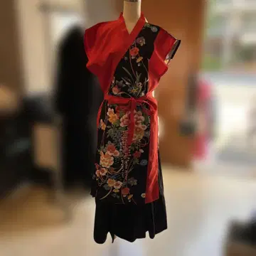 검은색과 빨간색 꽃무늬 하카마 스타일 기모노 상하의 세트