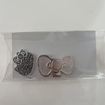 리본과 하트 디자인의 핀 배지