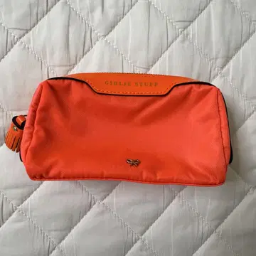 ANYA HINDMARCH AH 로고 걸리시 스태프 파우치