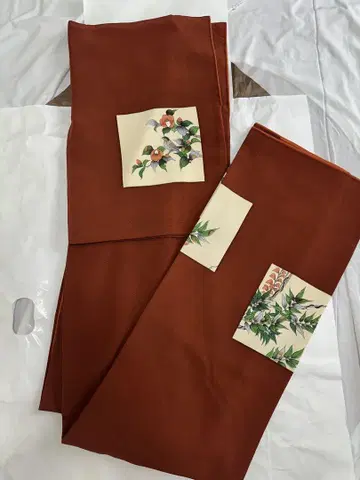 크림슨 컬러 꽃과 새 문양 호몬기 모던