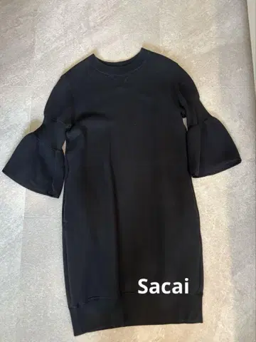 [ sacai ] 블랙 플레어 소매 맨투맨 무릎 기장 원피스