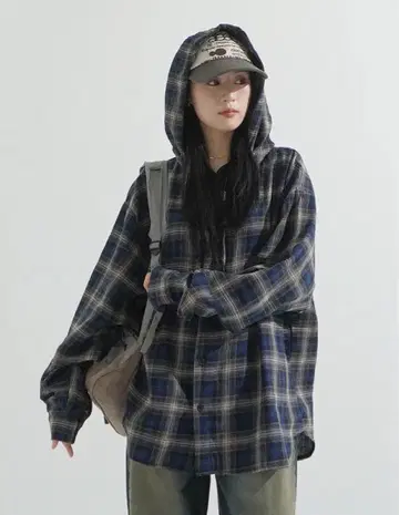 후드 부착 네이비 계열 체크 셔츠