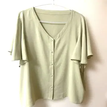피스타치오 컬러 V넥 플레어 슬리브 셔츠 4L