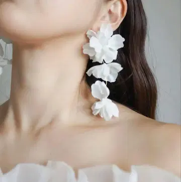 화이트 꽃 모티브 롱 귀걸이