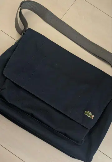 LACOSTE 메신저 백 네이비 컬러