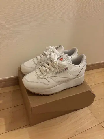 새상품급 reebok 클래식 가죽 dv6472 24.5cm
