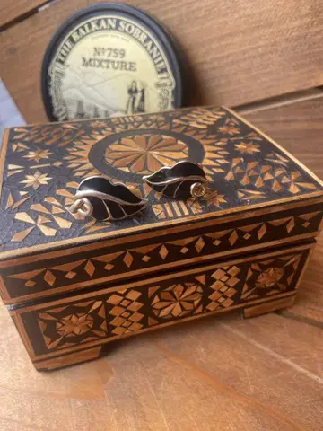 영국 현지 구매 vintage 리프형 검정 귀걸이 스톤 포함