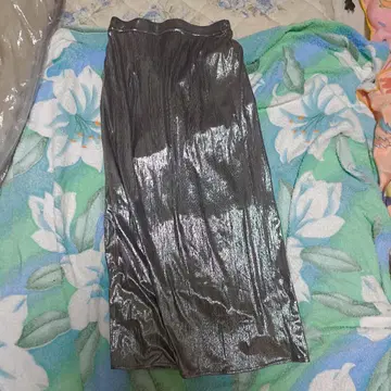 메탈릭 그레이 롱 스커트 슬릿